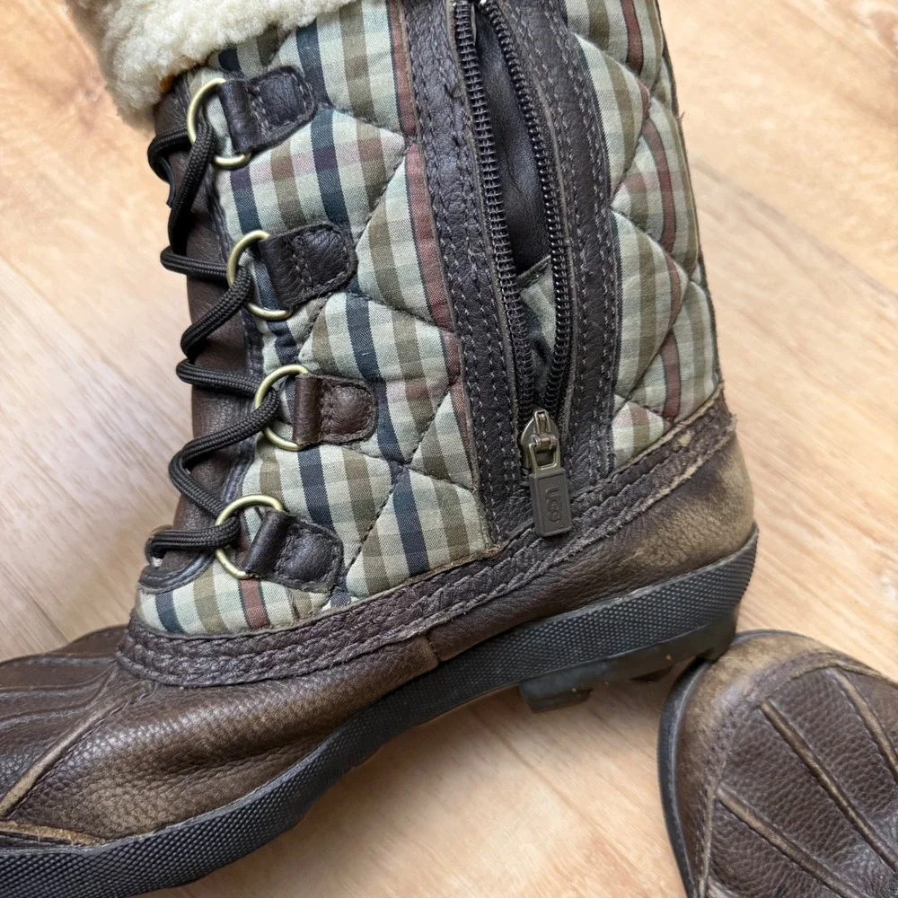 UGG Australia Women's Plaid Lined Winter‎ Boots Size 7 Waterproof Event Casual